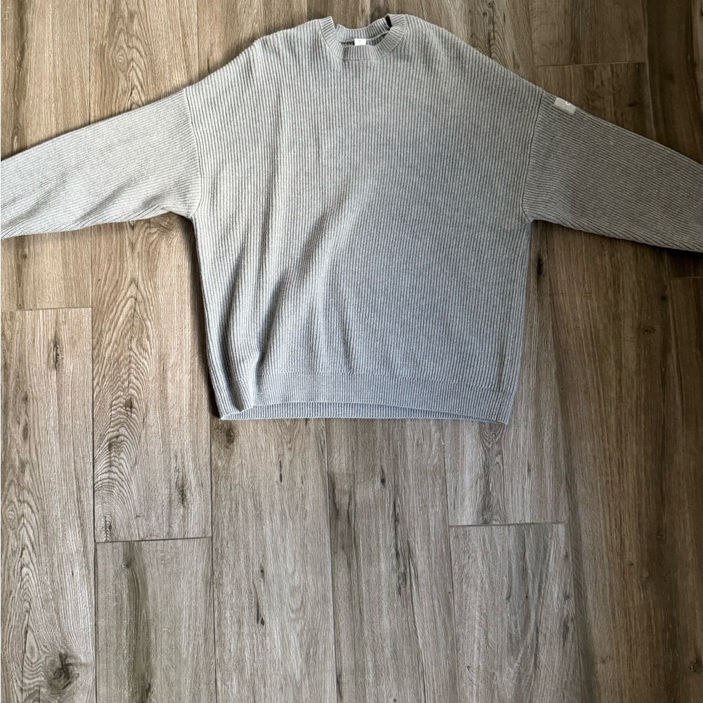 ALO Yoga Men's Light Gray Crewneck Sweater
